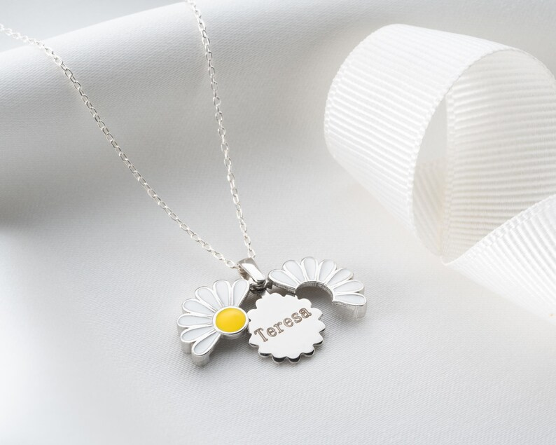Colar FlorLuz | Pingente de Margarida em Prata 925 com Nome Gravado