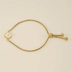 Pulseira com pingente de trevo com inicial banhado em Ouro 18K