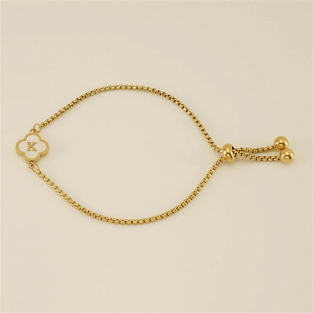 Pulseira com pingente de trevo com inicial banhado em Ouro 18K