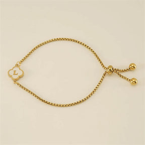 Pulseira com pingente de trevo com inicial banhado em Ouro 18K