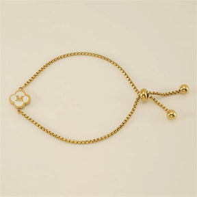 Pulseira com pingente de trevo com inicial banhado em Ouro 18K