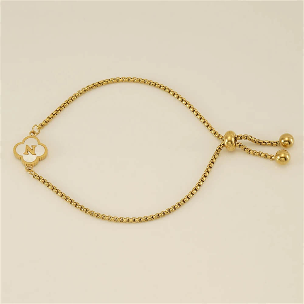 Pulseira com pingente de trevo com inicial banhado em Ouro 18K