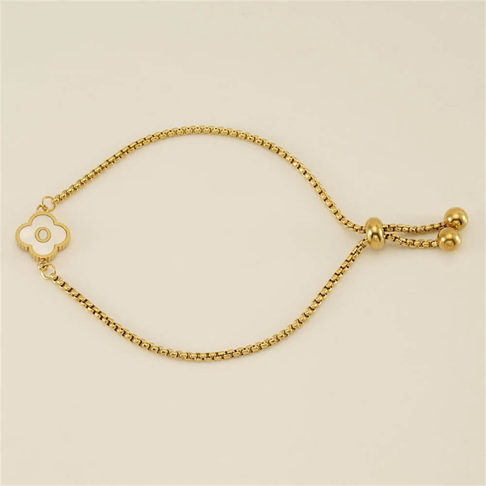 Pulseira com pingente de trevo com inicial banhado em Ouro 18K