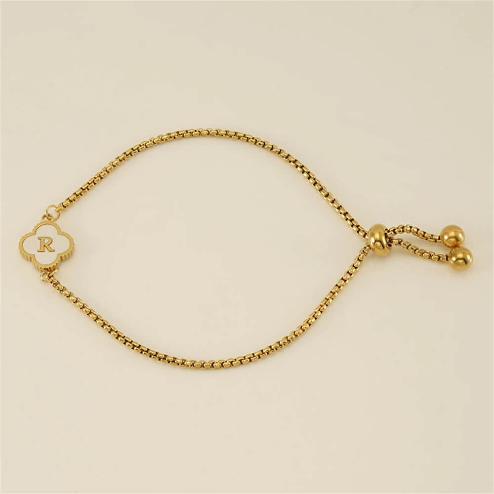 Pulseira com pingente de trevo com inicial banhado em Ouro 18K