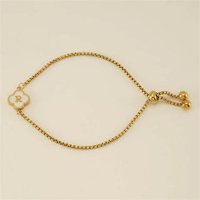 Pulseira com pingente de trevo com inicial banhado em Ouro 18K