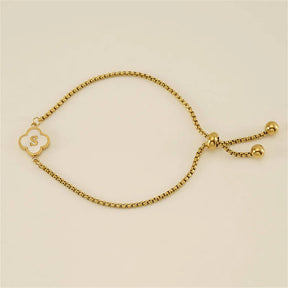 Pulseira com pingente de trevo com inicial banhado em Ouro 18K