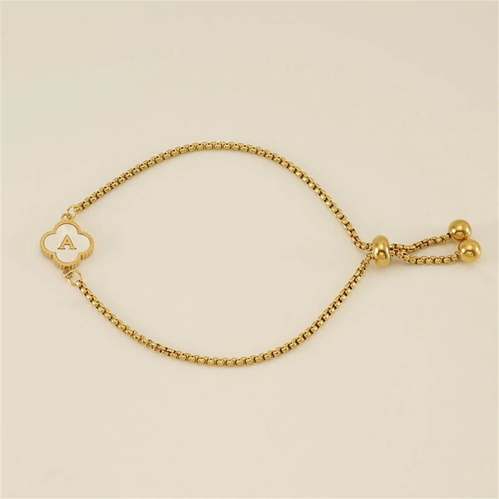 Pulseira com pingente de trevo com inicial banhado em Ouro 18K