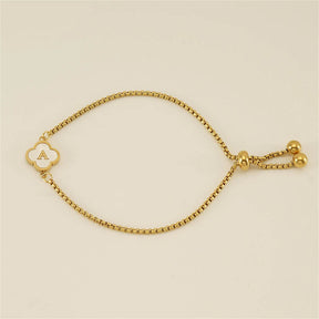 Pulseira com pingente de trevo com inicial banhado em Ouro 18K