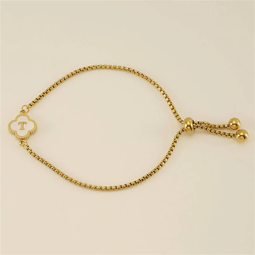 Pulseira com pingente de trevo com inicial banhado em Ouro 18K