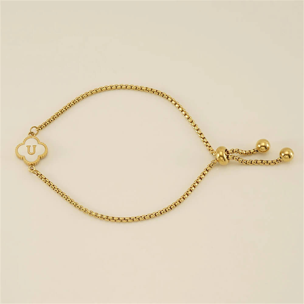 Pulseira com pingente de trevo com inicial banhado em Ouro 18K