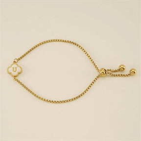 Pulseira com pingente de trevo com inicial banhado em Ouro 18K