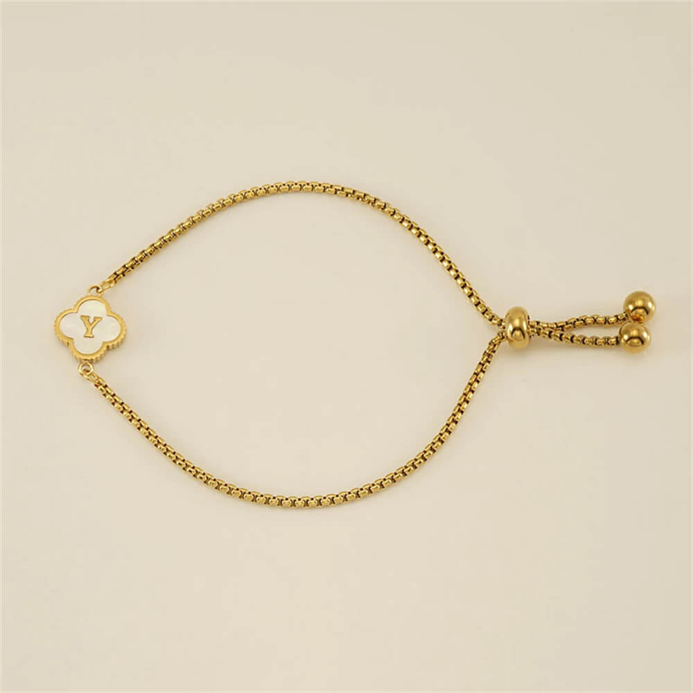 Pulseira com pingente de trevo com inicial banhado em Ouro 18K