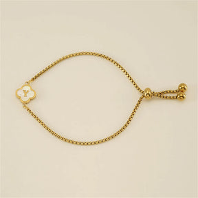 Pulseira com pingente de trevo com inicial banhado em Ouro 18K