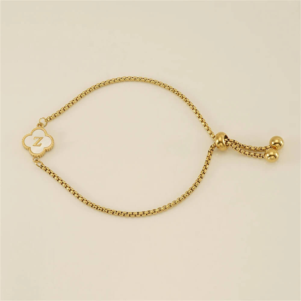 Pulseira com pingente de trevo com inicial banhado em Ouro 18K