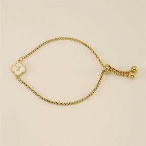 Pulseira com pingente de trevo com inicial banhado em Ouro 18K