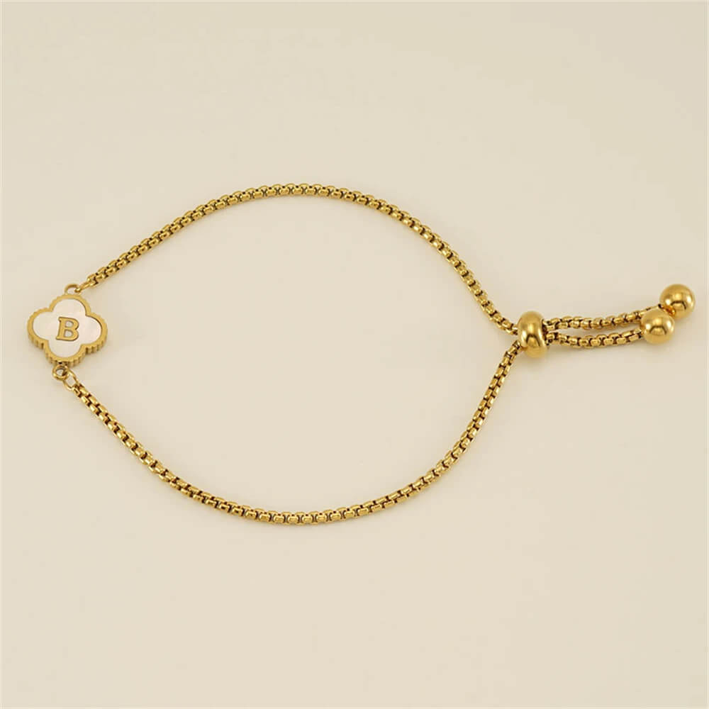 Pulseira com pingente de trevo com inicial banhado em Ouro 18K