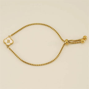 Pulseira com pingente de trevo com inicial banhado em Ouro 18K