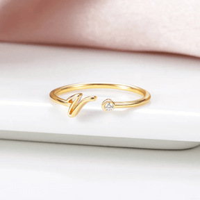 Anel minimalista com inicial banhado em ouro 18k impermeável