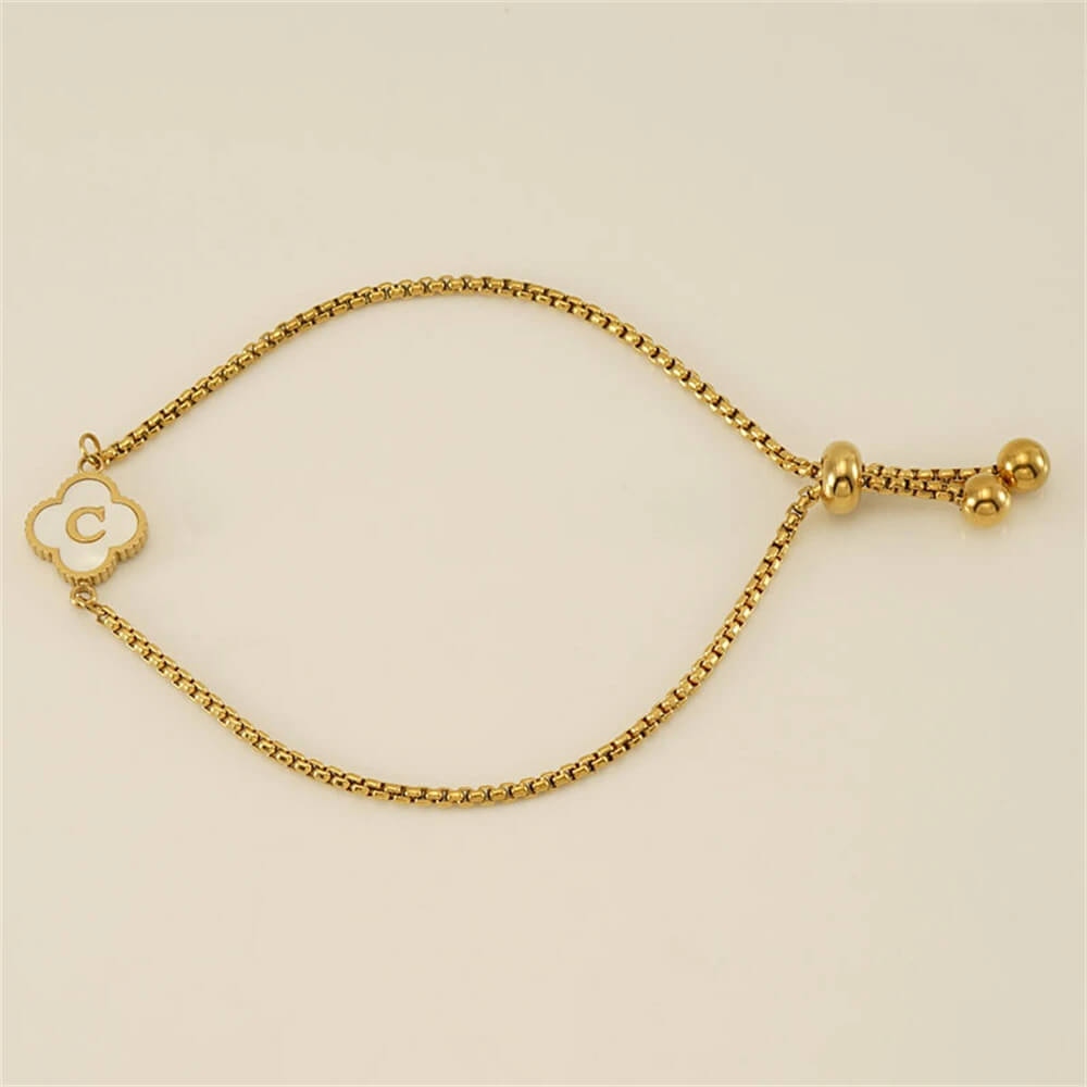 Pulseira com pingente de trevo com inicial banhado em Ouro 18K