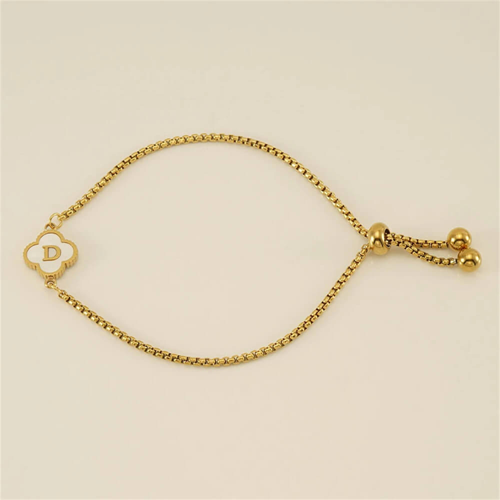 Pulseira com pingente de trevo com inicial banhado em Ouro 18K