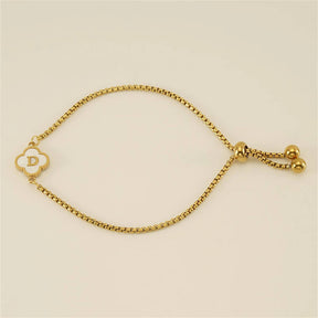 Pulseira com pingente de trevo com inicial banhado em Ouro 18K