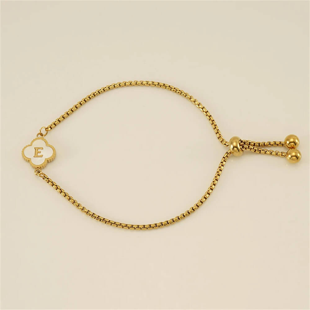 Pulseira com pingente de trevo com inicial banhado em Ouro 18K