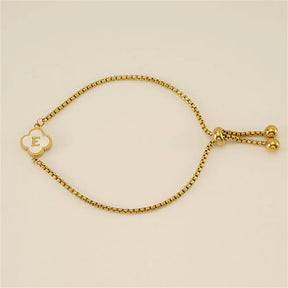 Pulseira com pingente de trevo com inicial banhado em Ouro 18K