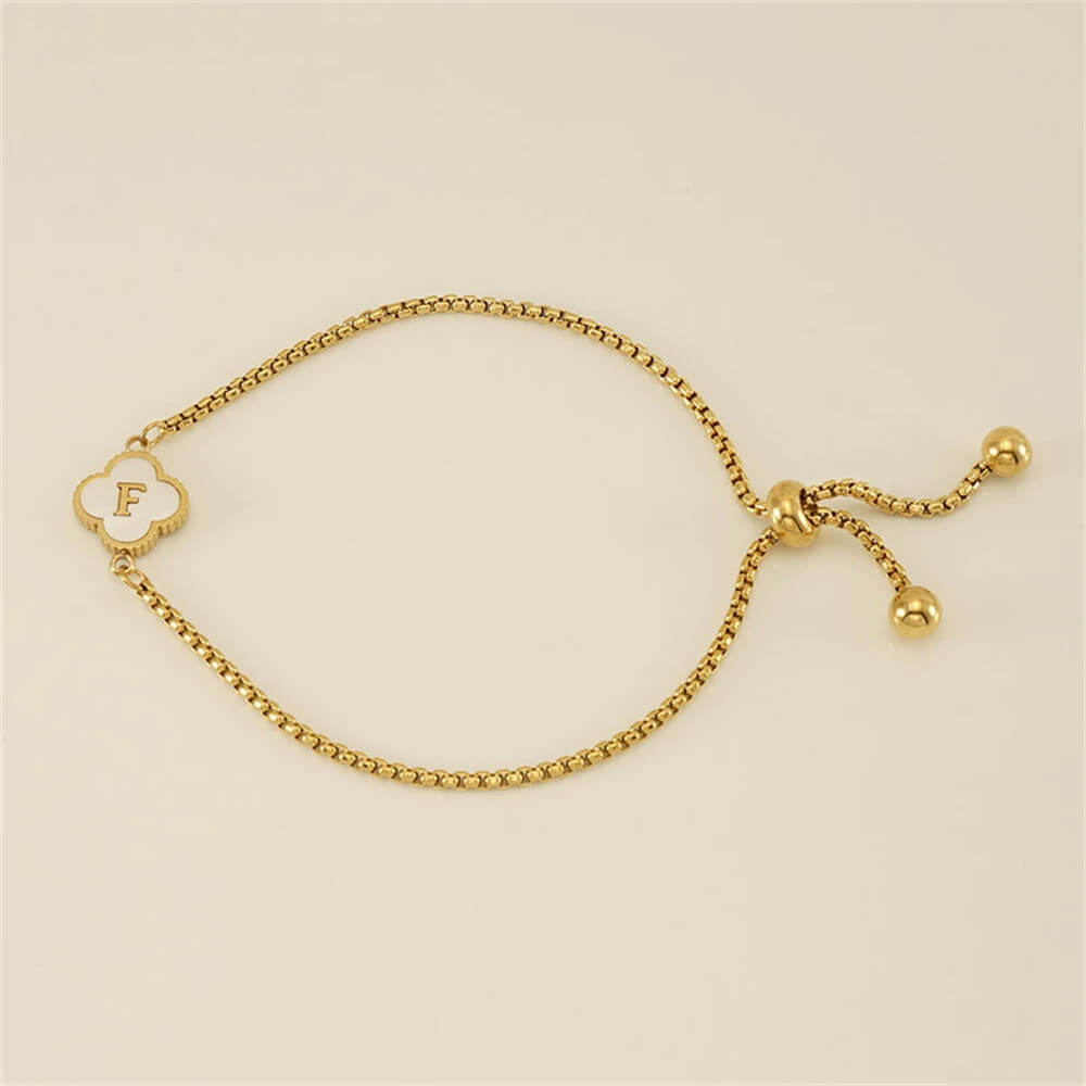 Pulseira com pingente de trevo com inicial banhado em Ouro 18K