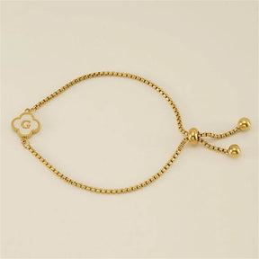 Pulseira com pingente de trevo com inicial banhado em Ouro 18K