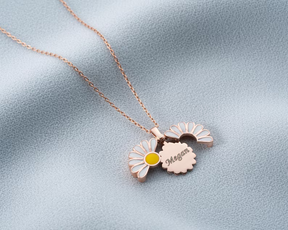 Colar FlorLuz | Pingente de Margarida em Prata 925 com Nome Gravado