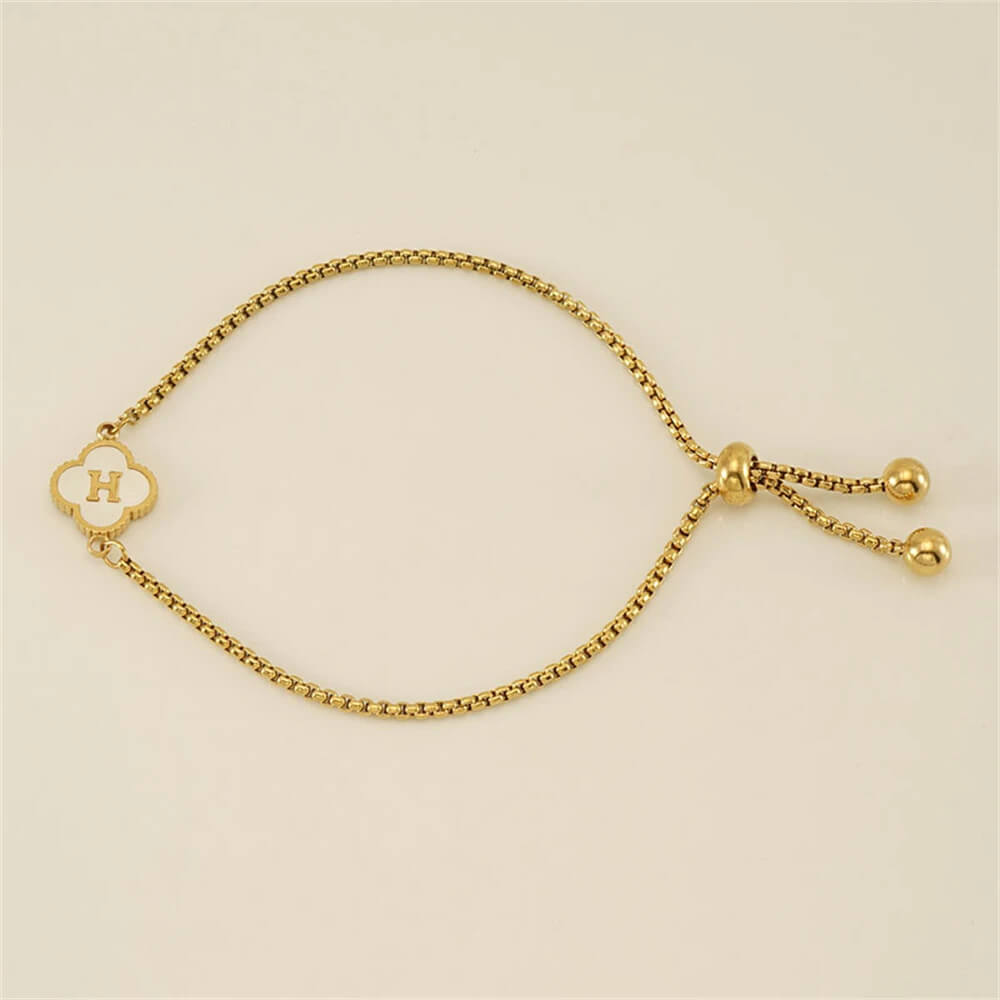 Pulseira com pingente de trevo com inicial banhado em Ouro 18K