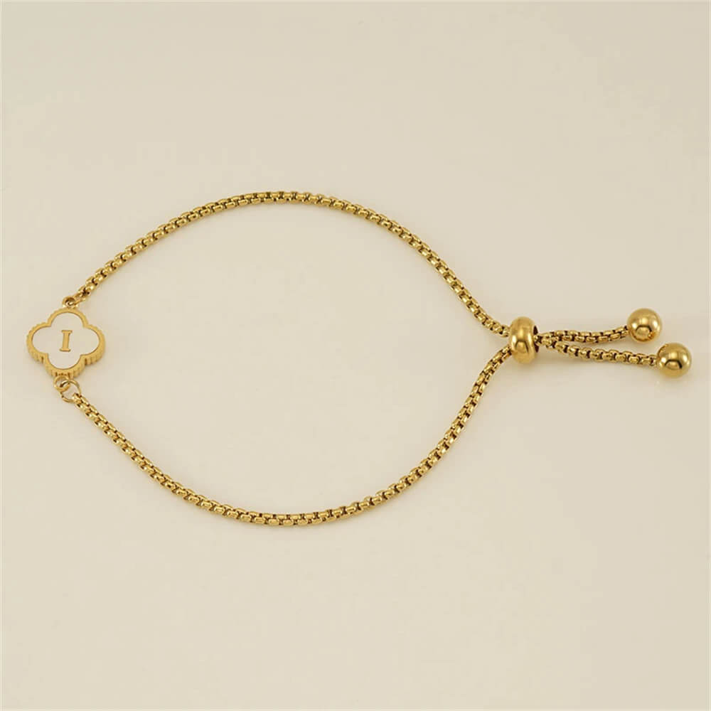 Pulseira com pingente de trevo com inicial banhado em Ouro 18K