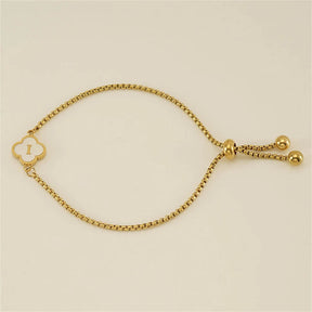 Pulseira com pingente de trevo com inicial banhado em Ouro 18K