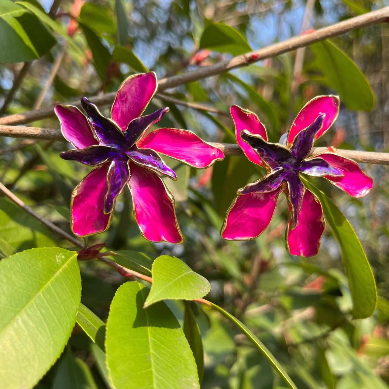 Brincos Flor de Lirio Roxo - LUMINOZ